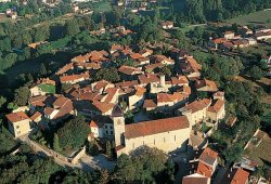 vue aérienne de Pérouges chambres d'hôtes relais du bac Vertrieu Crémieu Lagnieu