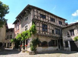 pérouges chambres d'hotes relais du bac Vertrieu Cremieu Lagnieu