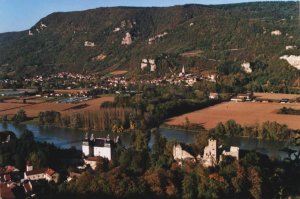 vue aérienne de Vertrieu chambres d'hôtes relais du bac Vertrieu Crémieu Lagnieu